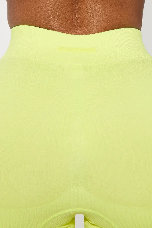 body-snatch-effortless-seamless-active-short-neon-green