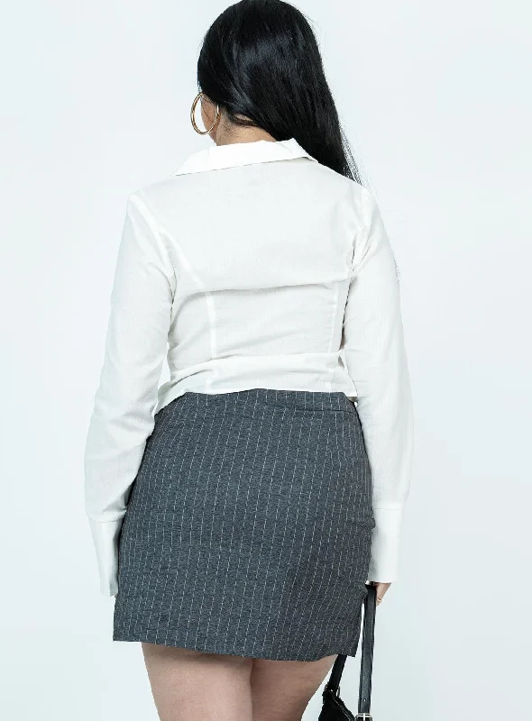 ravyn-skort-grey-pinstripe